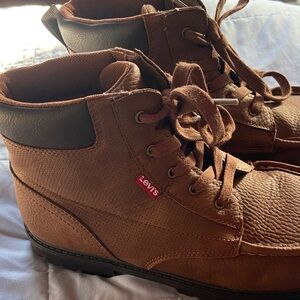 NWOT Levi's Brown Lace-Up Boots Size 6.5